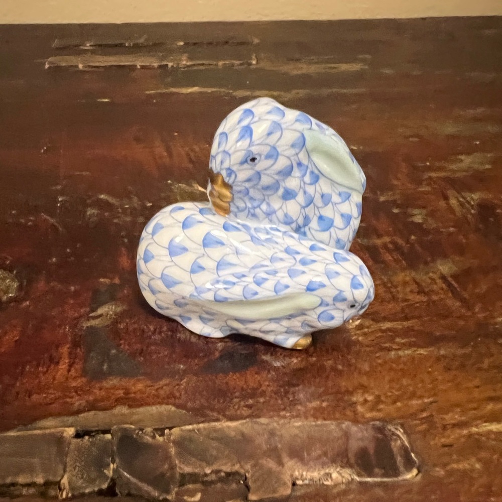 Herand figurine 2 bunnies intertwined